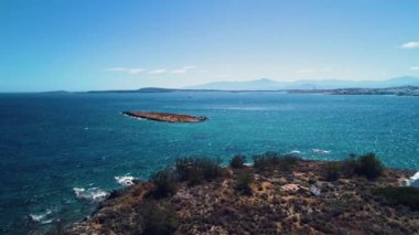 Kilise ile küçük adada hava deniz manzarası