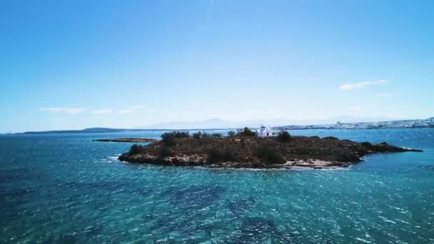 Vista aérea de la pequeña iglesia en la pequeña isla — Vídeos de Stock