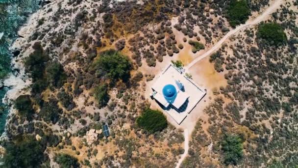 Vista aérea de la pequeña iglesia en la isla — Vídeos de Stock