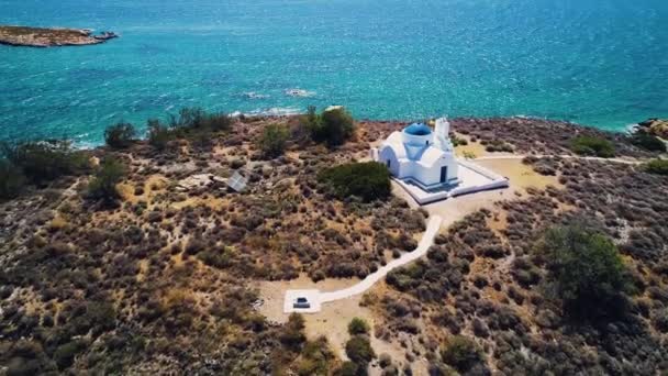 Luchtfoto landschap met kleine kerk op eiland — Stockvideo