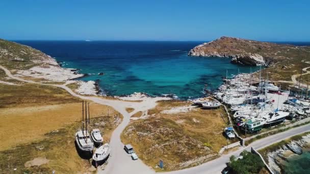 Paisaje aéreo de costa con barcos — Vídeo de stock