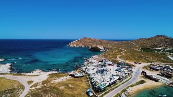 Vista aérea de la costa con barcos — Vídeo de stock