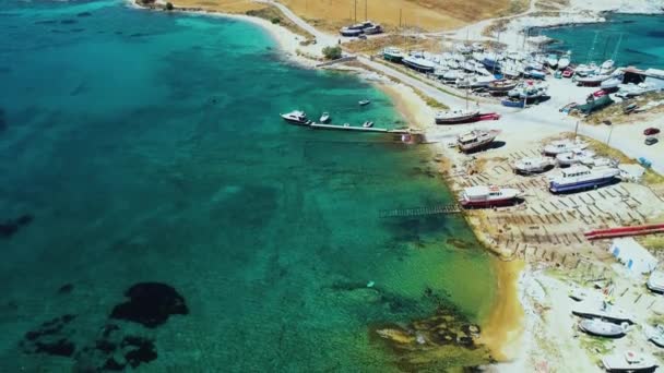 Letecký pohled na pobřeží s malými mola na ostrově Paros — Stock video