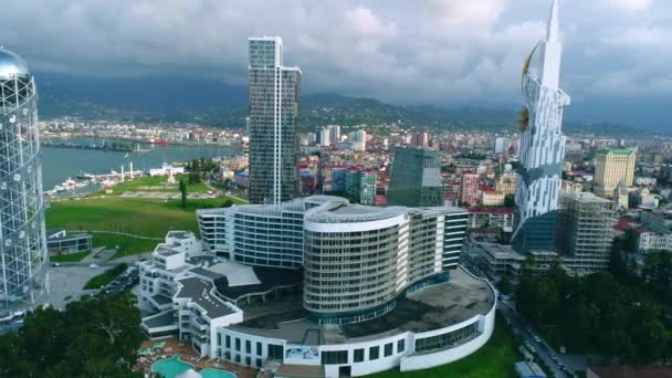 Moderne Gebäude von Batumi von oben — Stockvideo