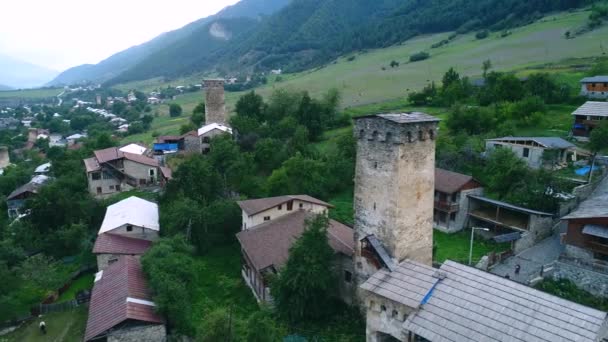 Luchtfoto beeldmateriaal van Svaneti torens, Mestia — Stockvideo
