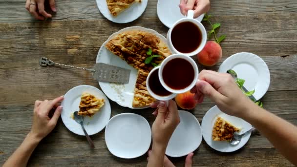 Чаепитие друзей с удивительным персиковым пирогом — стоковое видео
