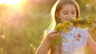 kız yaz çayır üzerinde