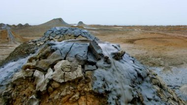 Qobustan Bakü yakınındaki çamurlu kabarcıkları kaynar