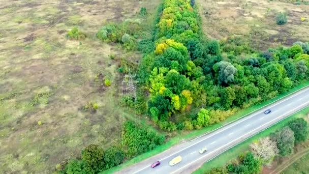 Flygfoto över motorvägen på landsbygden — Stockvideo