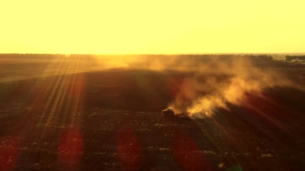 Flygfoto över traktorn plöjer marken — Stockvideo