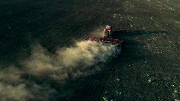 Flygfoto över traktorn plöjer marken — Stockvideo