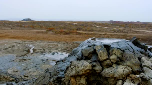 Burbujas de barro hirviendo en Gobustan cerca de Bakú — Vídeo de stock