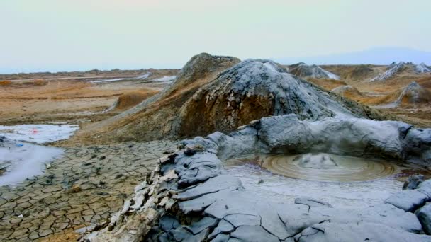 Siedende Schlammblasen in Gobustan in der Nähe von Baku — Stockvideo