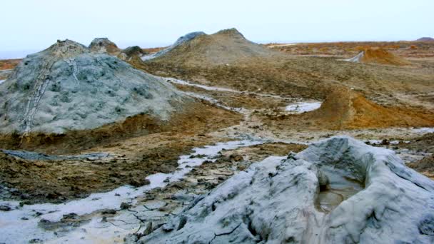 Burbujas de barro hirviendo en Gobustan cerca de Bakú — Vídeos de Stock