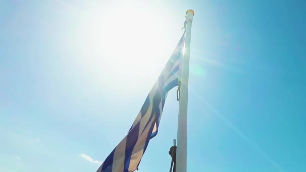 Bandera griega ondeando en el viento — Vídeo de stock