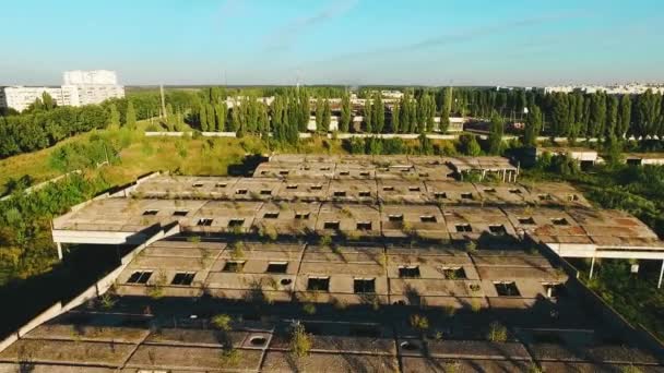Letecký pohled na betonové střechy opuštěné stavby — Stock video