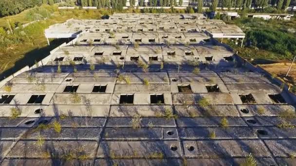 Vista aérea de la construcción abandonada techo de hormigón — Vídeos de Stock