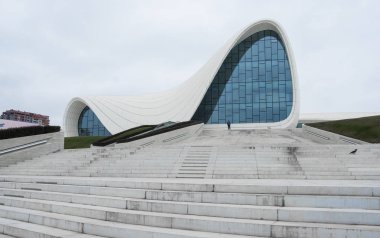 Adamın önünde Heydər Əliyev Merkezi, Bakü