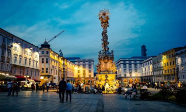 Trinity sütun merkezi kare