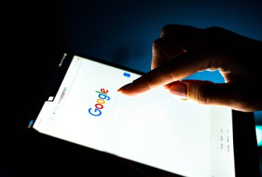 Kız el ile Google tablet kullanarak kapatın