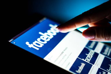 Kız el tablet ile Facebook app kullanma kapatın