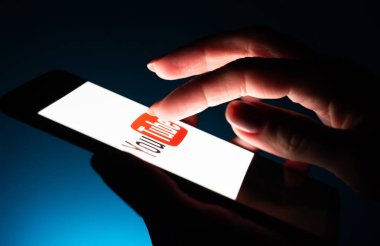 youtube uygulaması ile smartphone kullanarak kız ele kadar kapatın