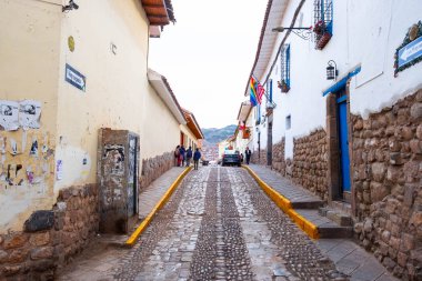 Arabalar ve insanlar boyunca Cusco bölgesinde yürüyüş ile uzun sokak görünümü