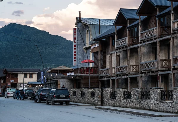 Die zentrale Straße der Mestia-Stadt in der Nähe der Berge — Stockfoto