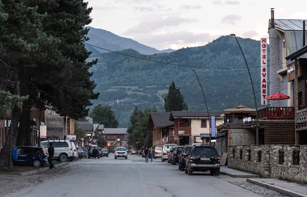 Die zentrale Straße der Mestia-Stadt in der Nähe der Berge — Stockfoto