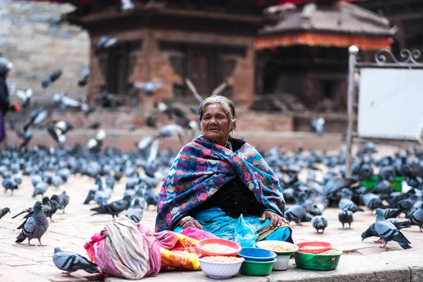 Mujer nepalí vende semillas de maíz en el mercado callejero —  Fotos de Stock