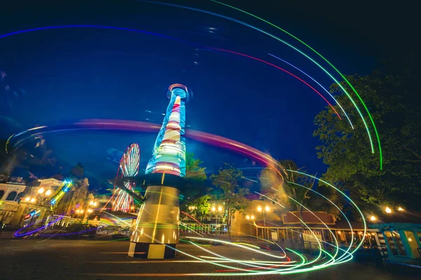 Abstract light trails of carousels in Kharkiv Gorky park — Stock Photo, Image