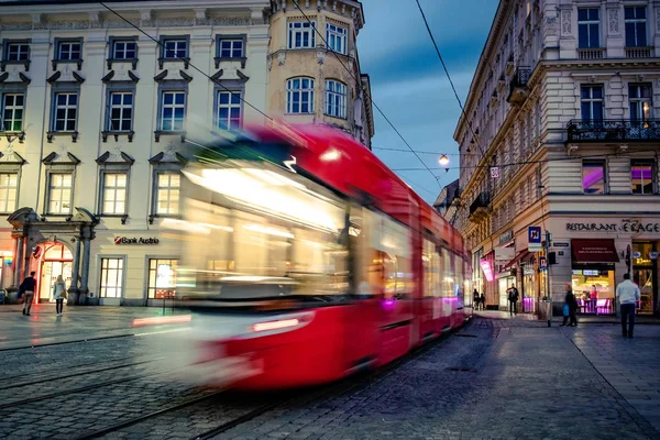 Tramvaj na městské ulici — Stock fotografie