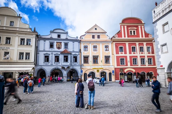 Město Český Krumlov náměstí s krásnou starověkých budov — Stock fotografie