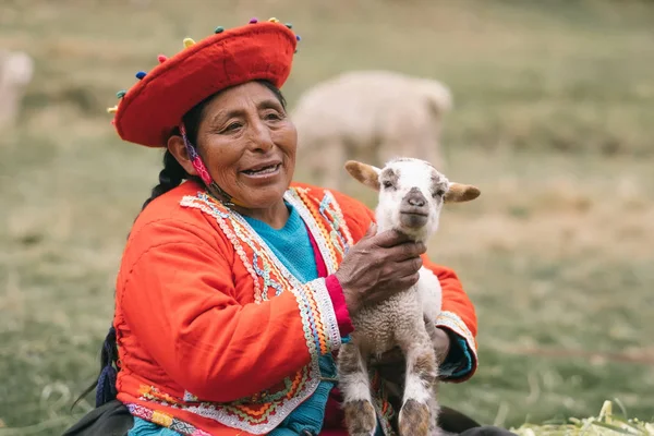 Vrouw met kleine schapen — Stockfoto