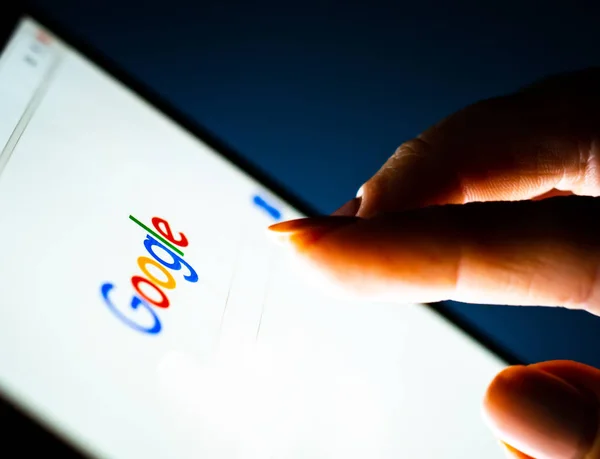 Cerrar la mano chica utilizando la tableta con Google — Foto de Stock