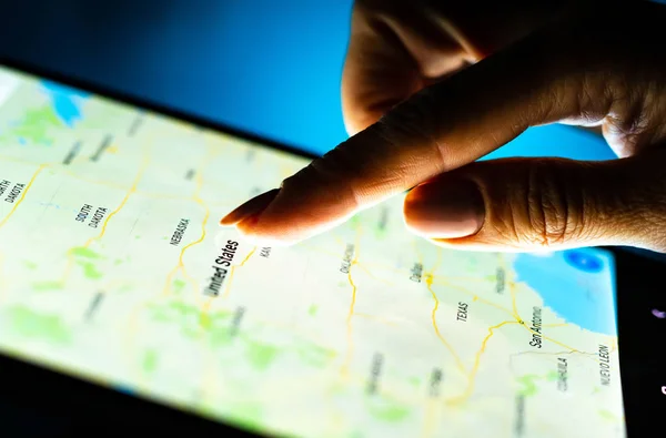 Lähikuva tyttö käsi käyttäen tabletti Google Maps sovellus — kuvapankkivalokuva