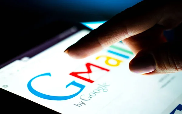 Fechar a mão menina usando tablet com o aplicativo do Google gmail — Fotografia de Stock