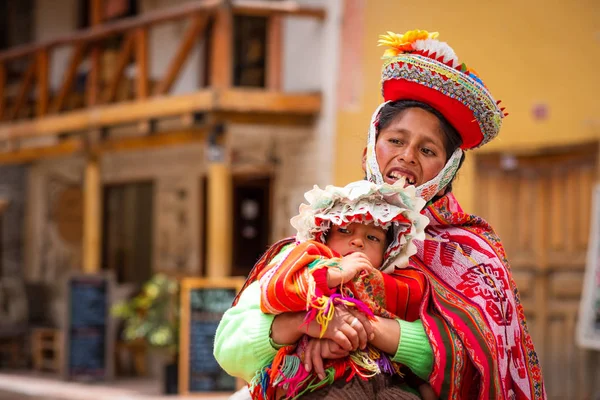 Moeder in nationale kleding houden van kleine jongen in Cusco — Stockfoto