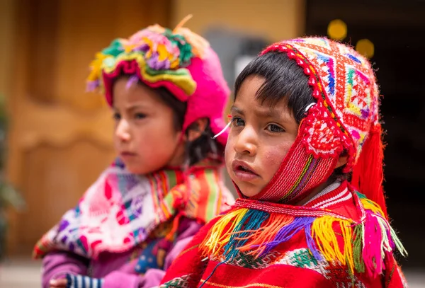 Meninas em roupas nacionais olhando, em Cusco — Fotografia de Stock