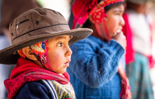Jongetje in titfer aandachtig kijken, in Cusco — Stockfoto