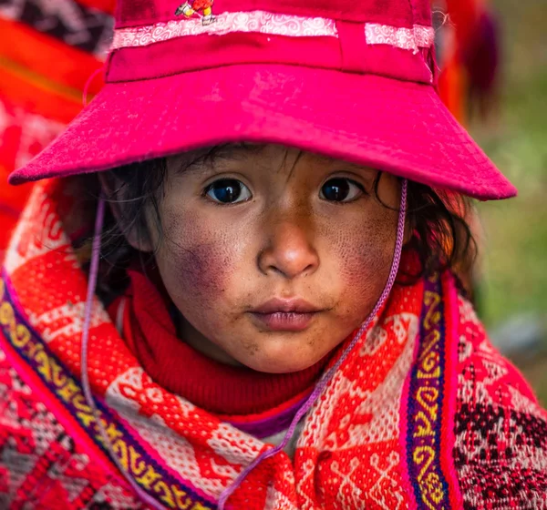 Primer plano de niña con ropa y sombrero nacional en Cusco — Foto de Stock