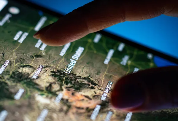 Закрыть руку девушки с помощью планшета с приложением Google Maps — стоковое фото