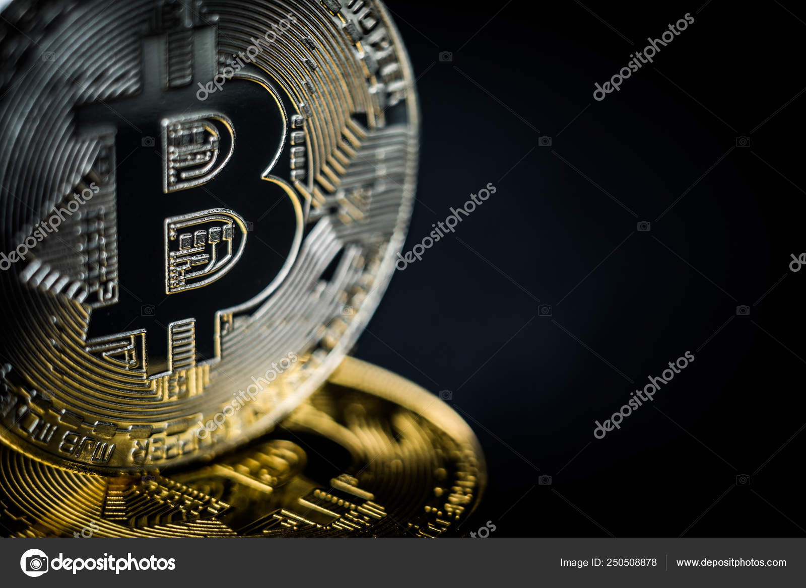 Oro moneda física bitcoin en bitcoin de oro — Foto de stock #250508878 ©  GekaSkr