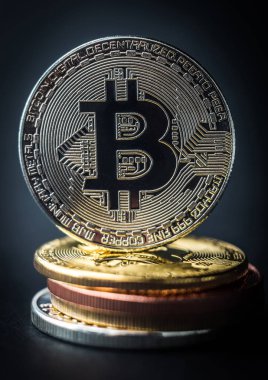 Üstünde altın para olan bitcoin yığını.