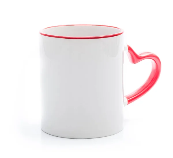 Белая чашка с красной ручкой в форме сердца — стоковое фото