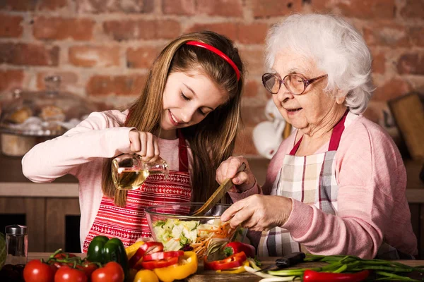 Mormor och barnbarn lagar mat tillsammans — Stockfoto