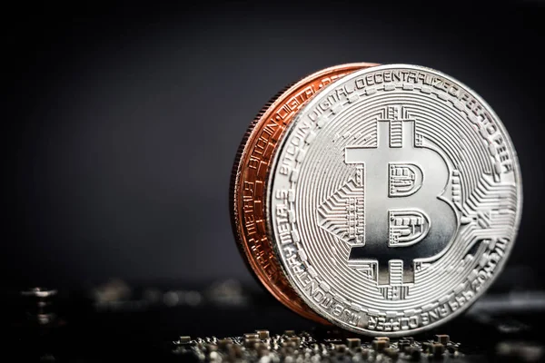 Primo piano di bitcoin d'argento su sfondo scuro — Foto Stock