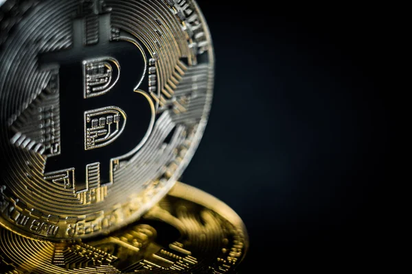 Fysieke goudstuk bitcoin op gouden bitcoin — Stockfoto