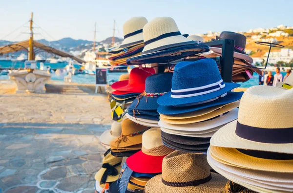 Cappelli di vimini sul banco — Foto Stock