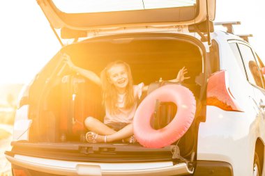 Arabadaki küçük kız.